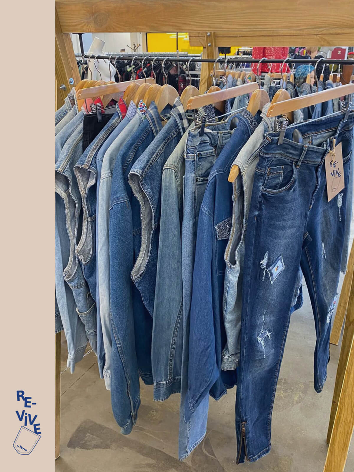 Présentoir de vêtements divers en jeans customisés et recyclés